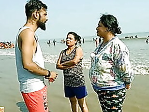 Desi bhabhi และน้องสาวขั้นตอนของเธอร้อน Threesome เพศกับนักท่องเที่ยวที่ไม่รู้จัก