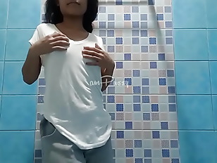 Adorable teen Filipina takes shower หนัง xhd ญี่ปุ่น