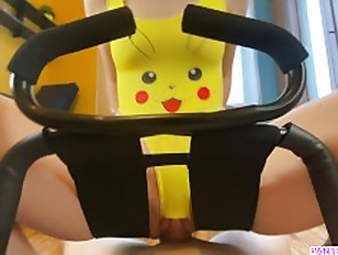 ขั้นตอน น้องสาว ขี่ ฉัน บน เก้าอี้ เพศ ในชุด pikachu และได้รับ โหลด ของ cum ใน เนื้อ หี ของเธอ
