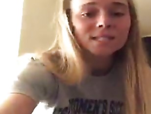 Blonde girl flhashing all in periscope 