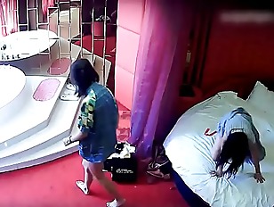情趣酒店水滴摄像头监控偷拍两个女同开房磨豆腐看地上的奢侈品两个应该家境不错->