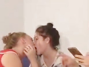 periscope lesbians kissing 