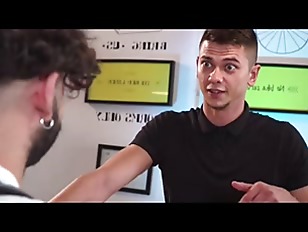 Gemidos intensos enquanto ele acelera no anal