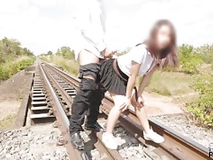 4k thai teen Fuck วิทยาลัย นักเรียน บน รางรถไฟ.