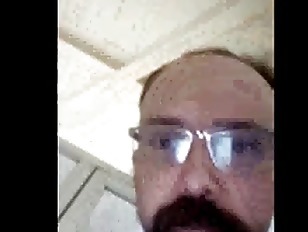 Roberto Andres Yañez Carcamo es un pervertido y un pedófilo que se masturba en cámara frente a una niña de 4 años