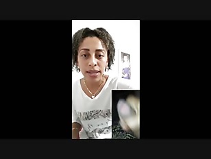 Ela ri assistindo uma Punheta.