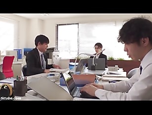 『終電無いならウチに泊まる？』普段は地味な先輩社員は脱いだら激エロボディ？彼女がいるのに浮気してしまう！【美乃すずめ】