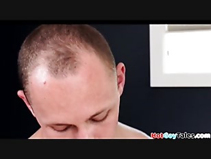 Barebacking porn video – Athletic bottom sprays jizz after spitroasted by studs