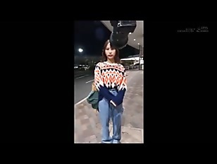 【素人ナンパ企画】「ストリートスナップを撮らせてもらえませんか？」外から丸見えの逆転マジックミラー号にスレンダー美少女！