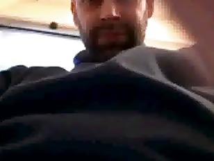 marco pugliese questo masrture in cam di fronte a una ragazza di 14 anni