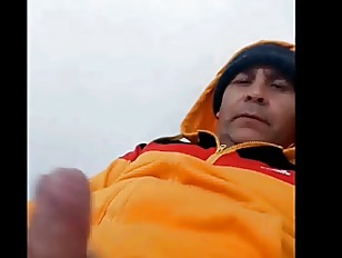 Claudio Beltrán es un pervertido y un pedófilo que mastubea en cámara frente a una niña de 2 años