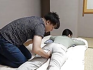 ［近親者…セクハラ施術/エロ動画］しゅしゅ…ザーメン欲しい！母親の巨尻で勃起しちまった家族をママがスッキリさせちまうぜWWWWWW