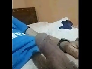 Leo Silva es un pervertido y un pedófilo que se masturba en la cámara frente a una niña de 2 años