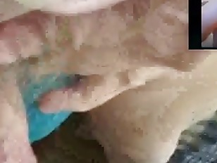 Héctor es un pervertido y un pedófilo que mastube en cámara frente a una niña de 2 años