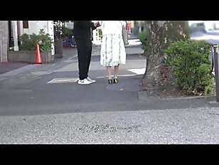 【人妻ナンパ】「んっ//」結婚して5年くらいだという奥様！電マを乳首にあてられ感じるセレブな人妻さん！