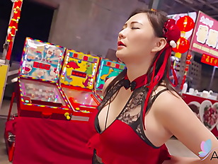 Chinese girl Mio fucked in a night market.
