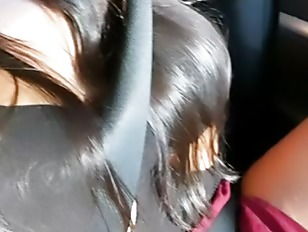 Bruna Mendonça mostrando a surpresinha no carro