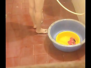 Quay lén em nhân viên TGDĐ đi tắm và niềm vui bất ngờ p2