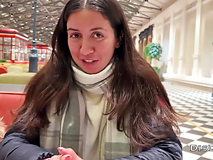 Real Porn Casting in a Public  of a Shopping Center