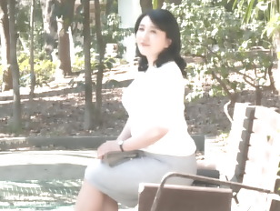 ムッチリ豊満絶品ボディを好き放題！こんなオバサンの下着姿でも昂奮する人いますか？のAVデビュー