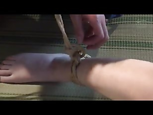 【美少女と縛り】『私は縄に抱かれるの』吊るされて、チクビを拗じられ、いたぶられ！カラダがなじんで、ガマンできない
