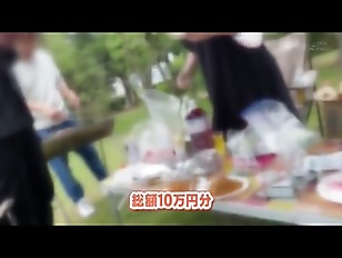 【素人ナンパ企画】「わたし彼氏がいるのに…」高校時代の同級生とサウナで興奮してしまったロリ童顔のスレンダーJDを盗撮！