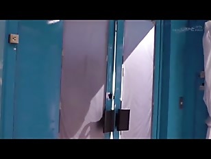 「純真な少女が、ナース服を脱ぎ捨てることなく、ただ下半身だけをさらけ出して男に奉仕する。その倒錯的なシチュエーションが、二人を狂わせる。白い制服と、汗ばんだ肌のコントラスト。パンティをずらしたその先に広がる禁断の肉園を、男は貪り尽くす。彼女の必死にこらえる吐息が、より一層、男の征服欲を煽り立て、理性を奪い去っていく。」