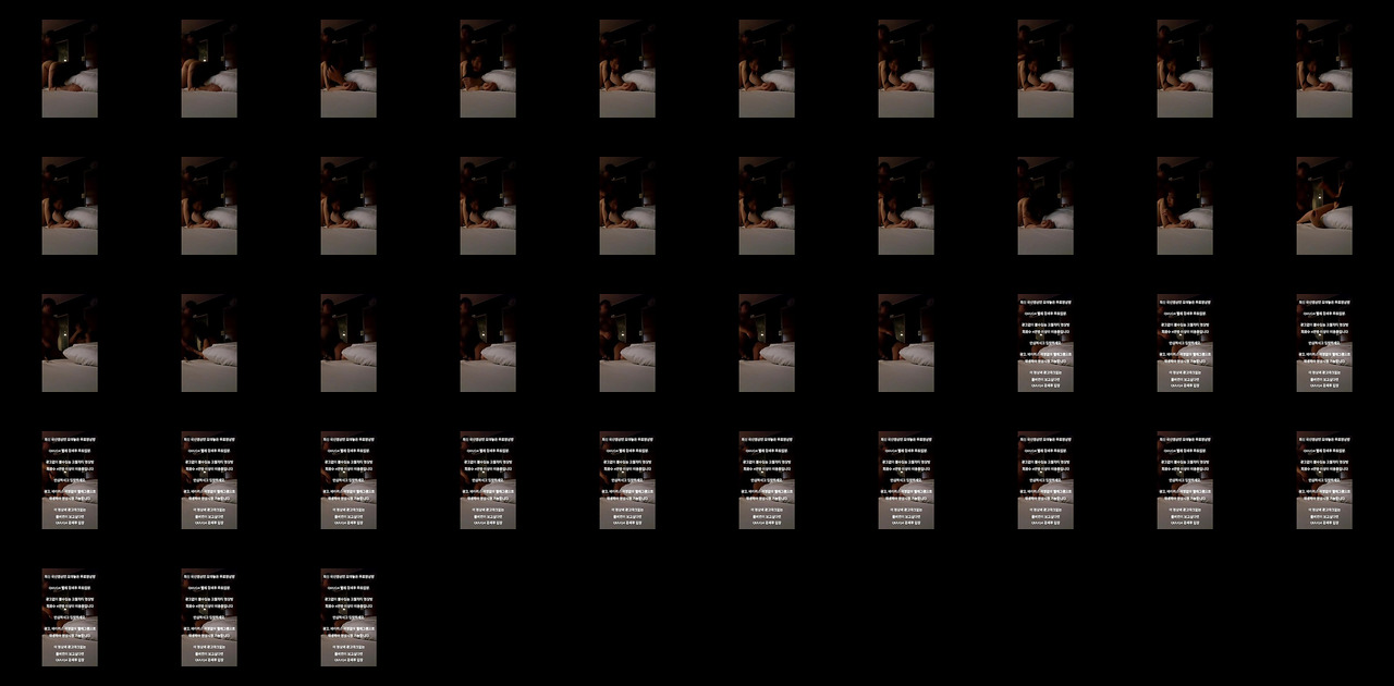 소파에 앉아있는 여성