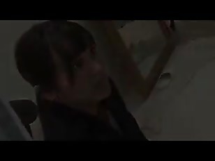 美少女カフェ娘連鎖痴漢 営業中の店内でヤラれイキ堕ちた言いなり店員、数珠繋ぎ痴漢計画