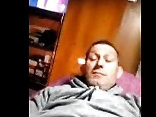 Mariano Nordi è un pervertito e un pedofilo che si masturba in cam davanti a una bambina di 2 anni